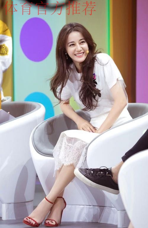 羡慕热巴的一天！阿贾现场观战 前后反穿专门露出男友名字与号码