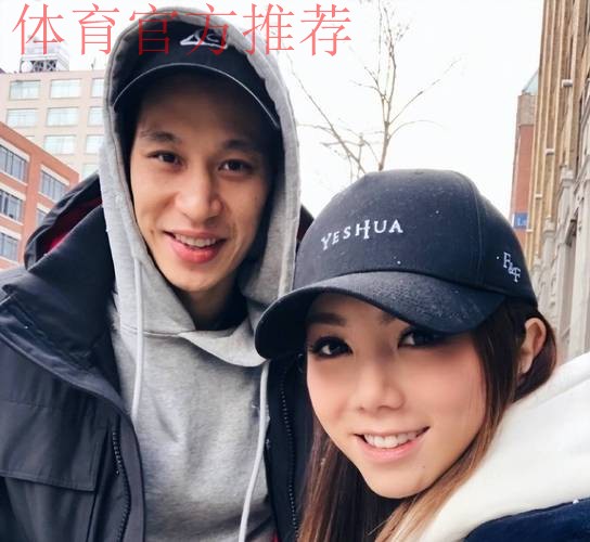 羡慕热巴的一天！阿贾现场观战 前后反穿专门露出男友名字与号码